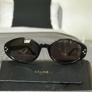 Celine Sunglasses CL40212U
Mini Triomphe Black Oval
